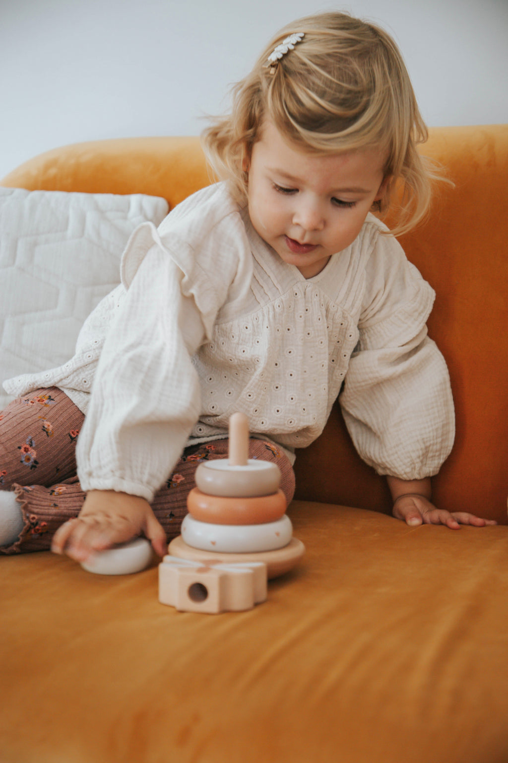 Enfant qui joue avec la pyramide anneaux bébé en bois jeu d’éveil