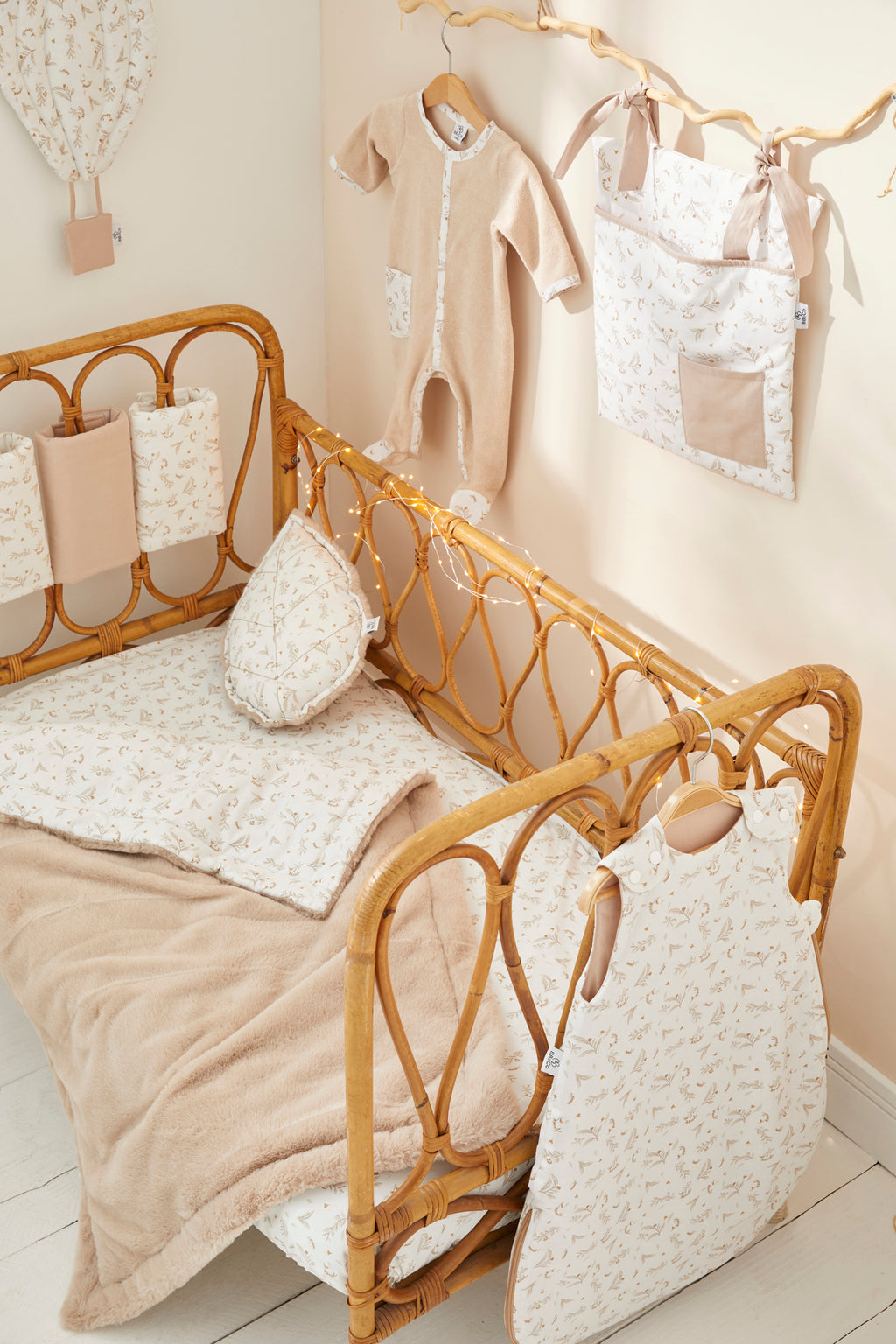 Chambre bébé avec lit et textiles de la collection Daydream
