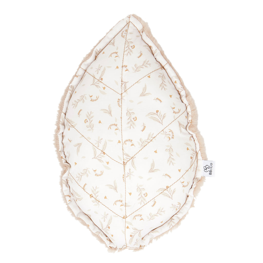 Coussin bébé forme feuille en coton et fausse fourrure