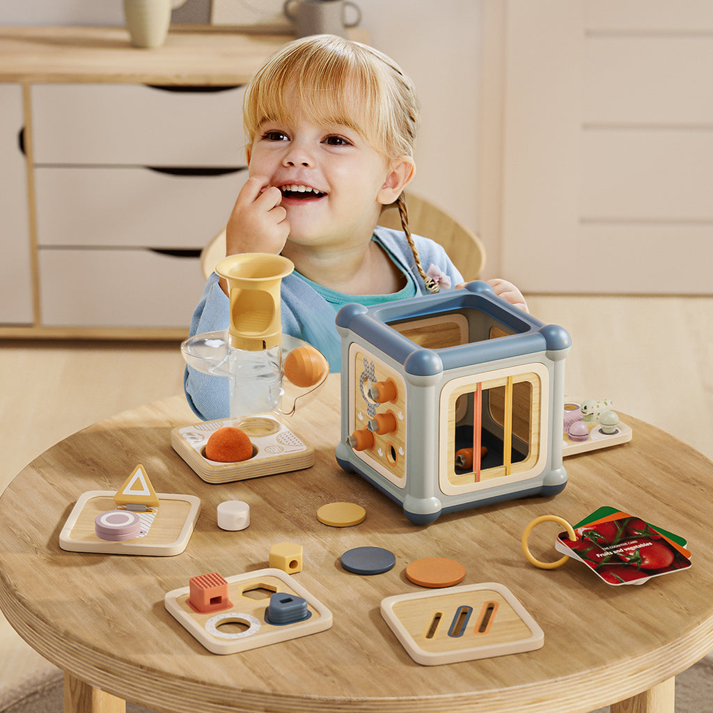 Petite file qui joue avec le cube d’activités bébé 10 en 1 motricité enfant