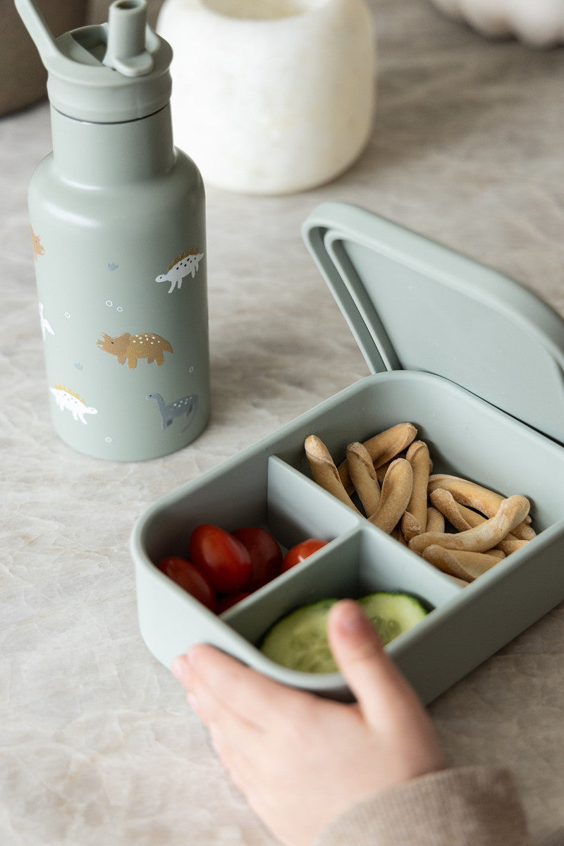 Gourde inox enfant 350ml et lunch box silicone lors d’un repas