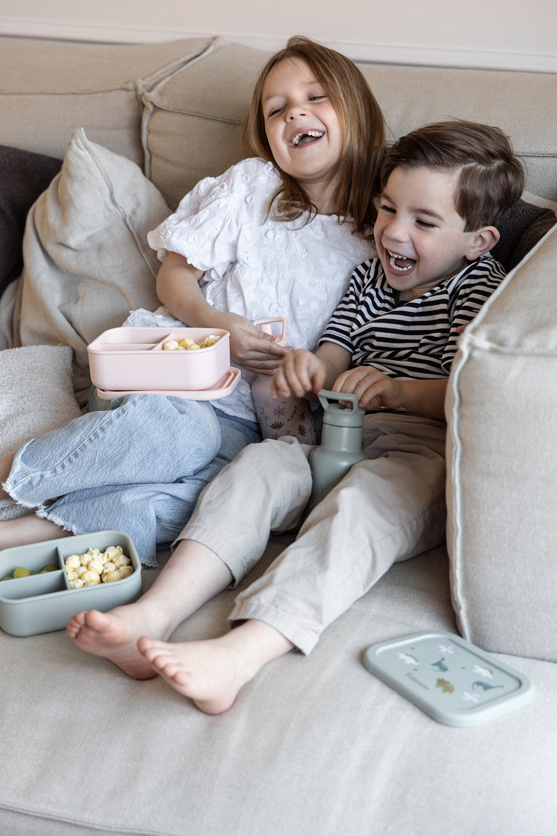 Enfant avec gourde inox et lunch box silicone en situation du quotidien