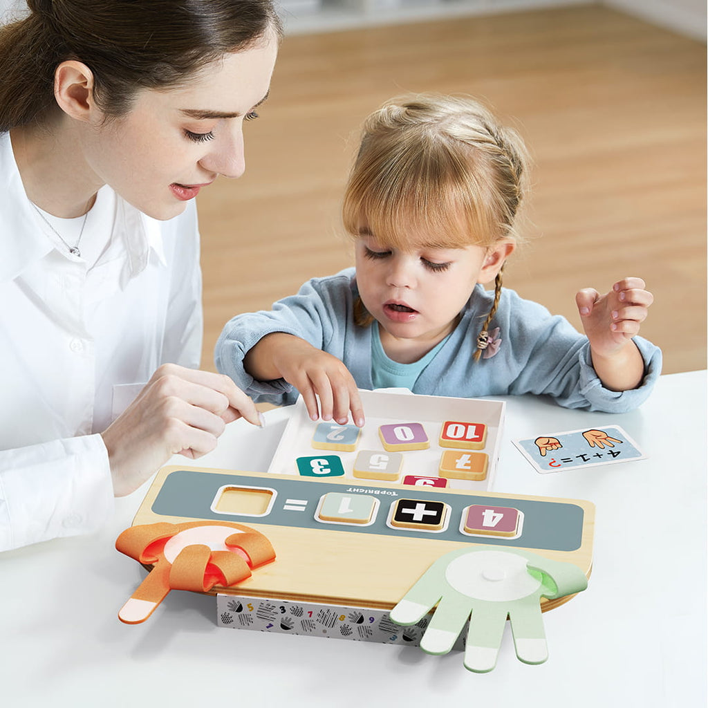 Maman et sa fille qui utilisent le jeu éducatif Montessori calcul doigts enfant en bois