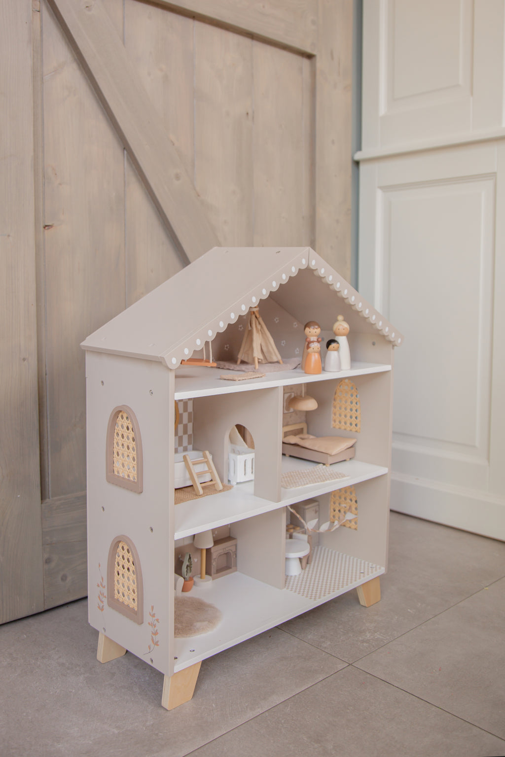 Maison de poupée en bois avec mobilier et figurines enfants