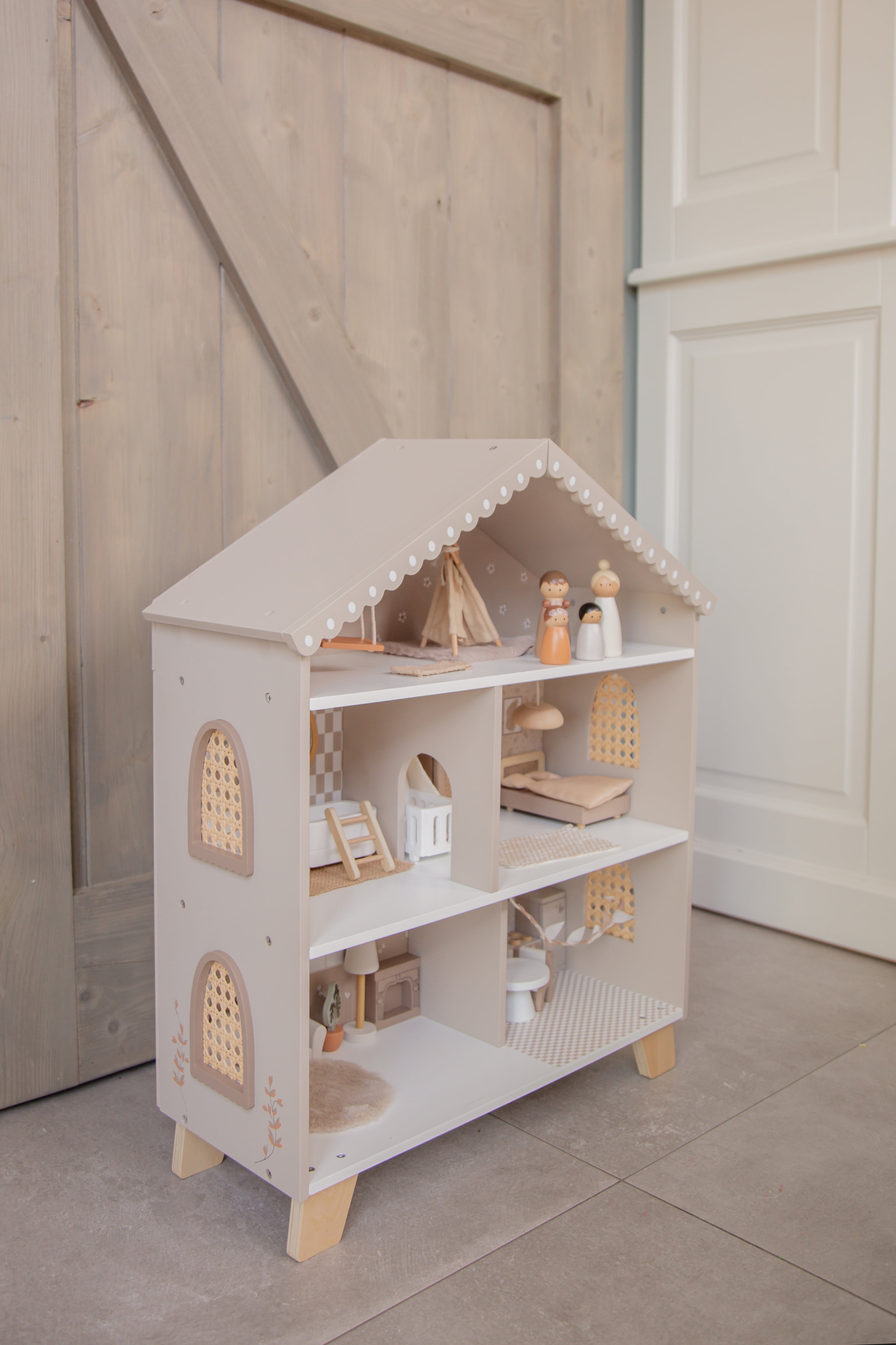Maison de poupée en bois avec mobilier et figurines enfants