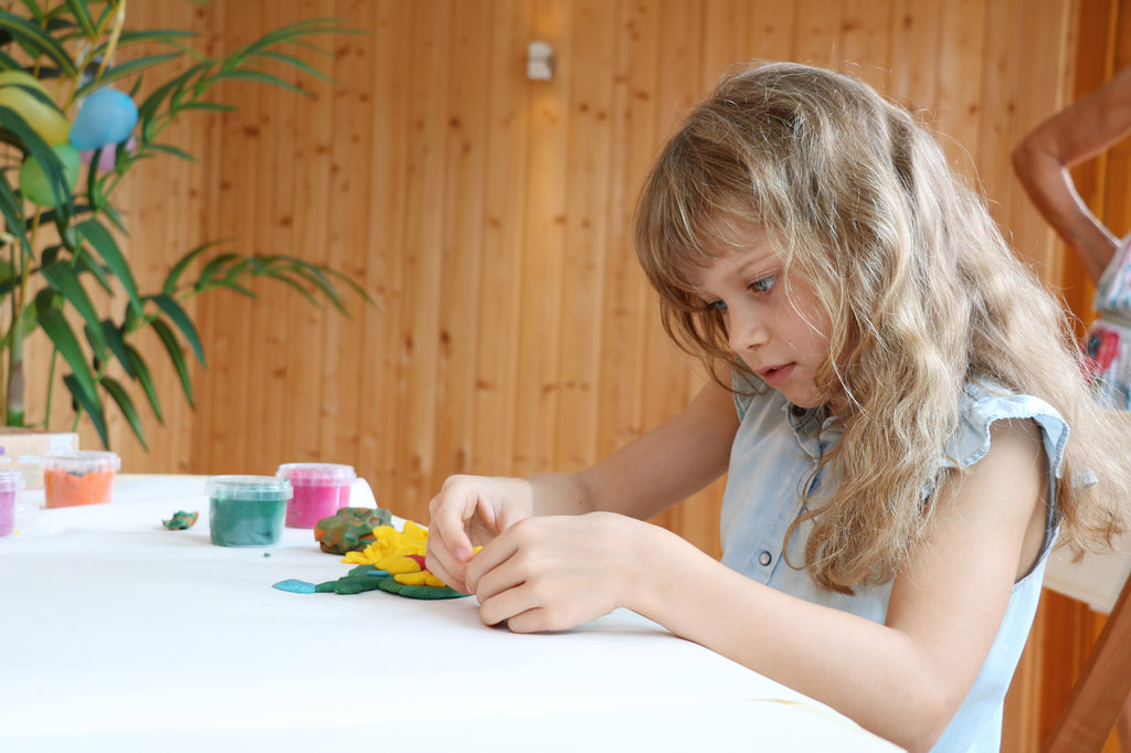 Enfant qui créé avec de la pâte à modeler avec le kit NeogrÜn