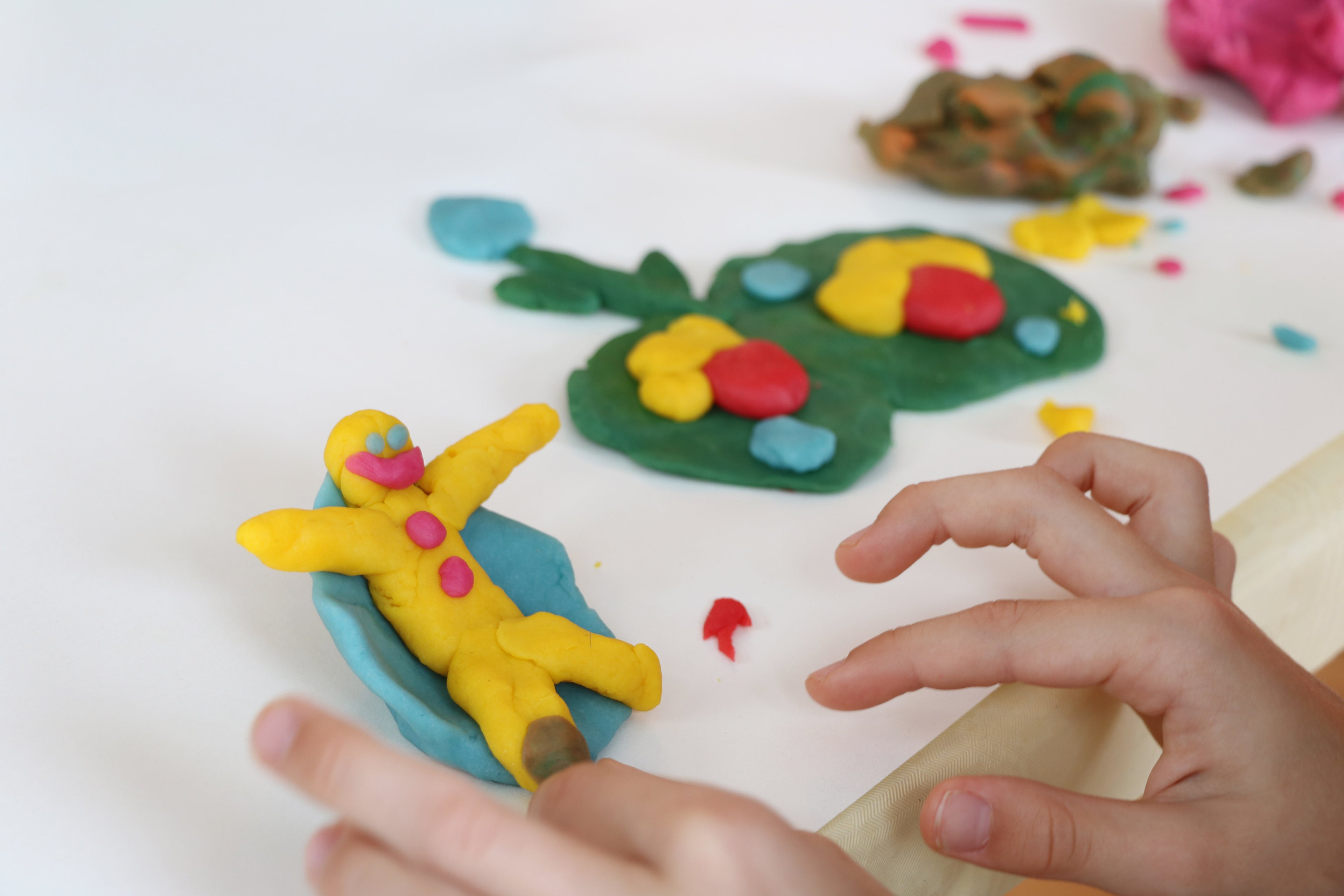 Enfant qui fait de la pâte à modeler avec le kit NeogrÜn