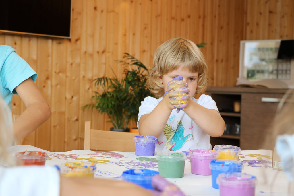 Enfant qui joue avec le coffret créatif de peinture Aki 