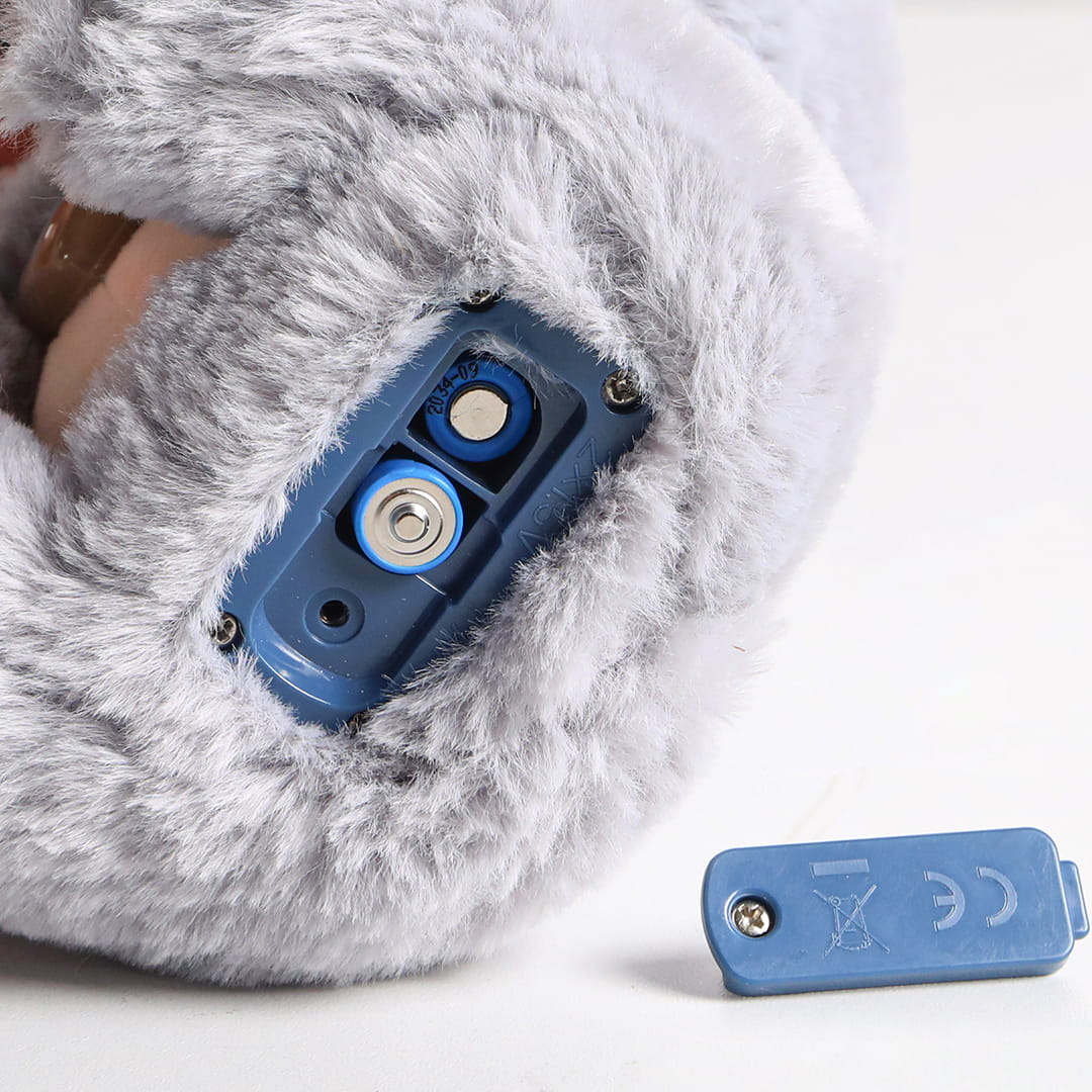 Compartiement des piles de la peluche interactive bébé koala avec cœur lumineux