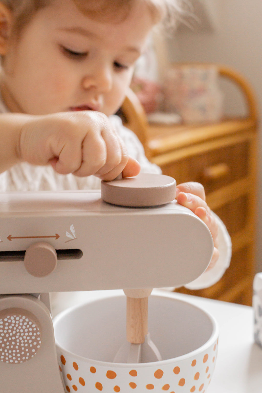 Petite fille qui fait fonctionner le robot culinaire enfant en bois avec accessoires cuisine