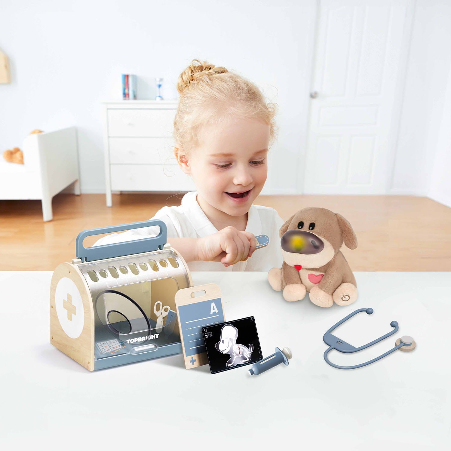 Petite fille qui joue avec le set vétérinaire enfant avec chien peluche interactif