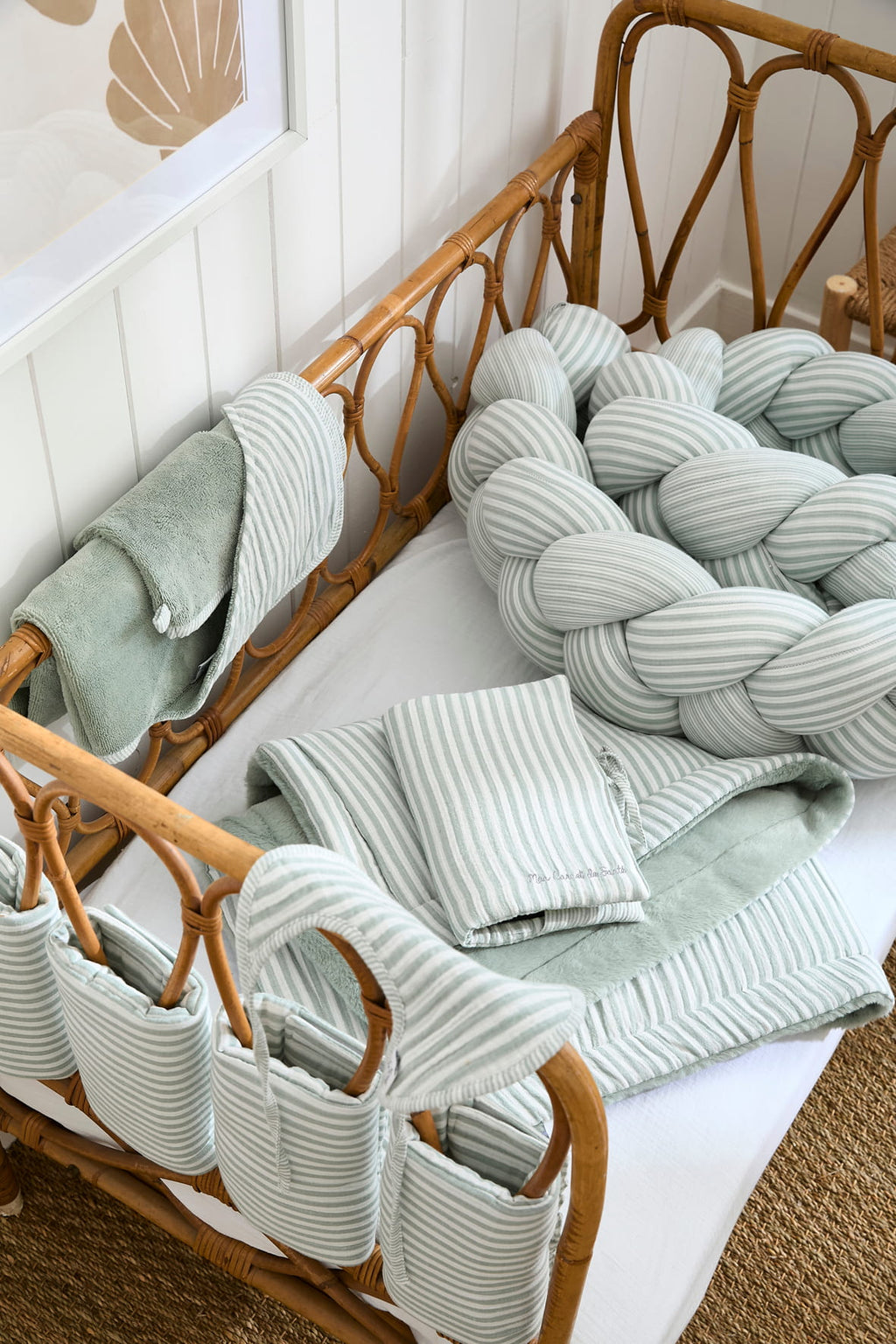 Chambre bébé avec lit et textiles de la collection Soft Stripes