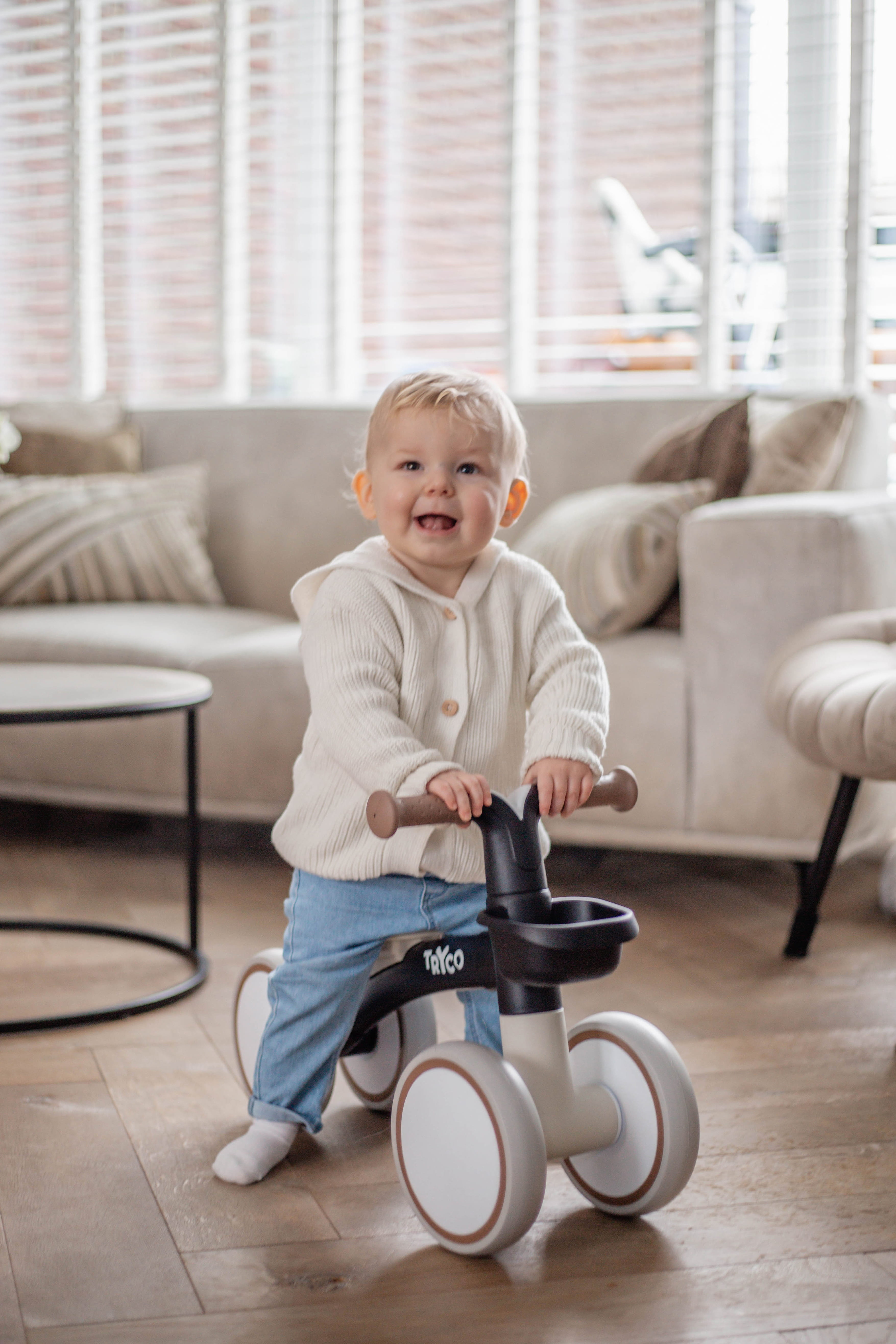 photo bébé avec le vélo luna noir