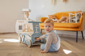 Petit garçon qui joue avec la voiture en bois 3 en 1 bébé marcheur bascule et porteur bleu